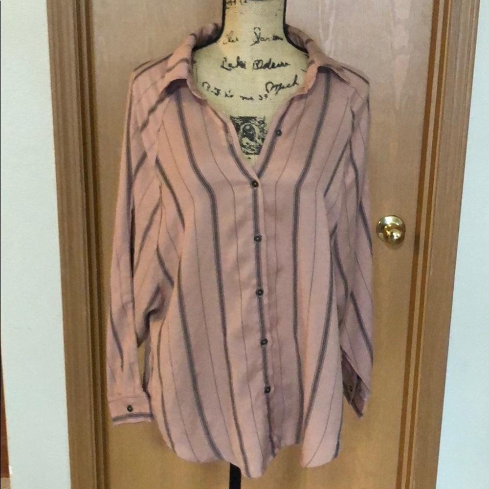 Daytrip bat wing button down blouse❤️